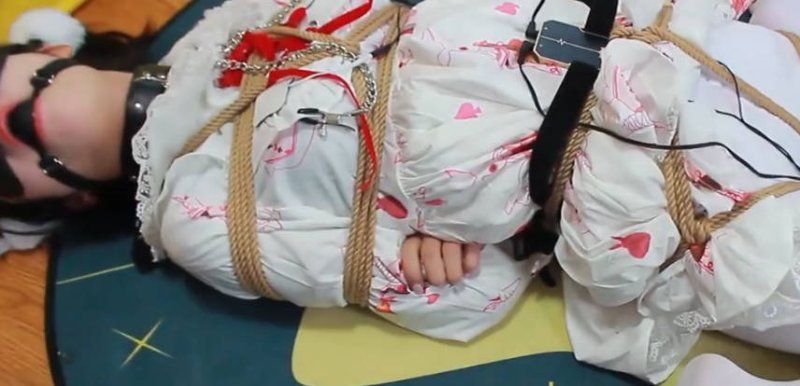 FXX-SM-24狂虐雙馬尾白絲小蘿莉_懸吊昏迷失禁_中
